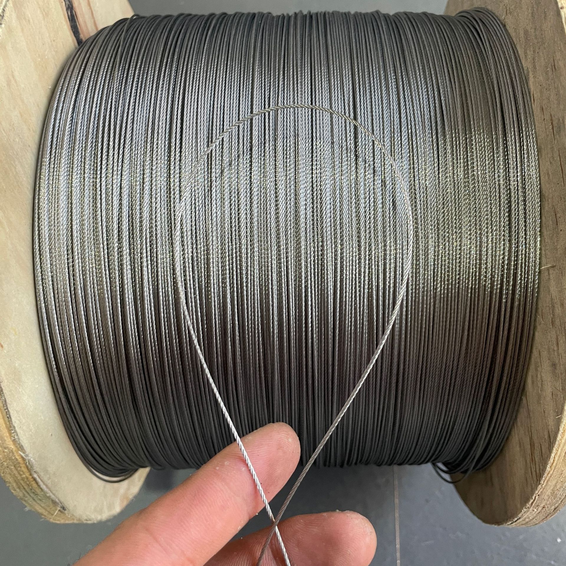 حبل سلكي من الفولاذ المقاوم للصدأ 1x7 بقطر 0.3-6.0mm للاستخدام في التعليق والجر وحواجز الحماية