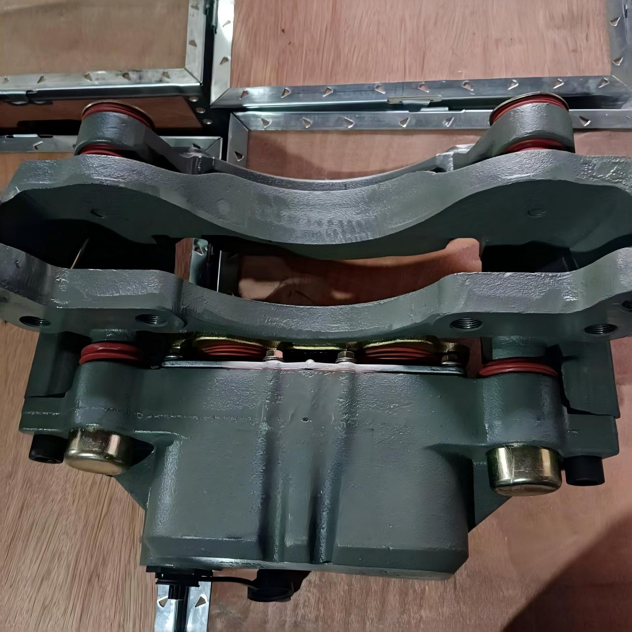 كاليبر الفرامل R AZ9100443401 مجموعة كاليبر الفرامل الأمامي الأيمن للخدمة الشاقة لشاحنة SINOTRUK HOWO