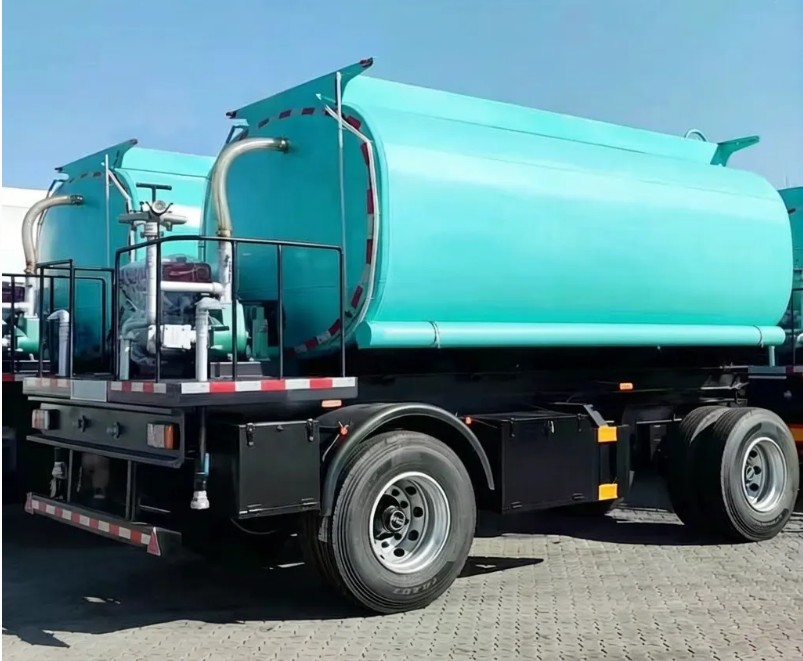 مقطورة ناقلة مياه 15CBM مع رشاش وقضيب سحب مقطورة ناقلة مياه 15CBM مع رشاش وقضيب سحب