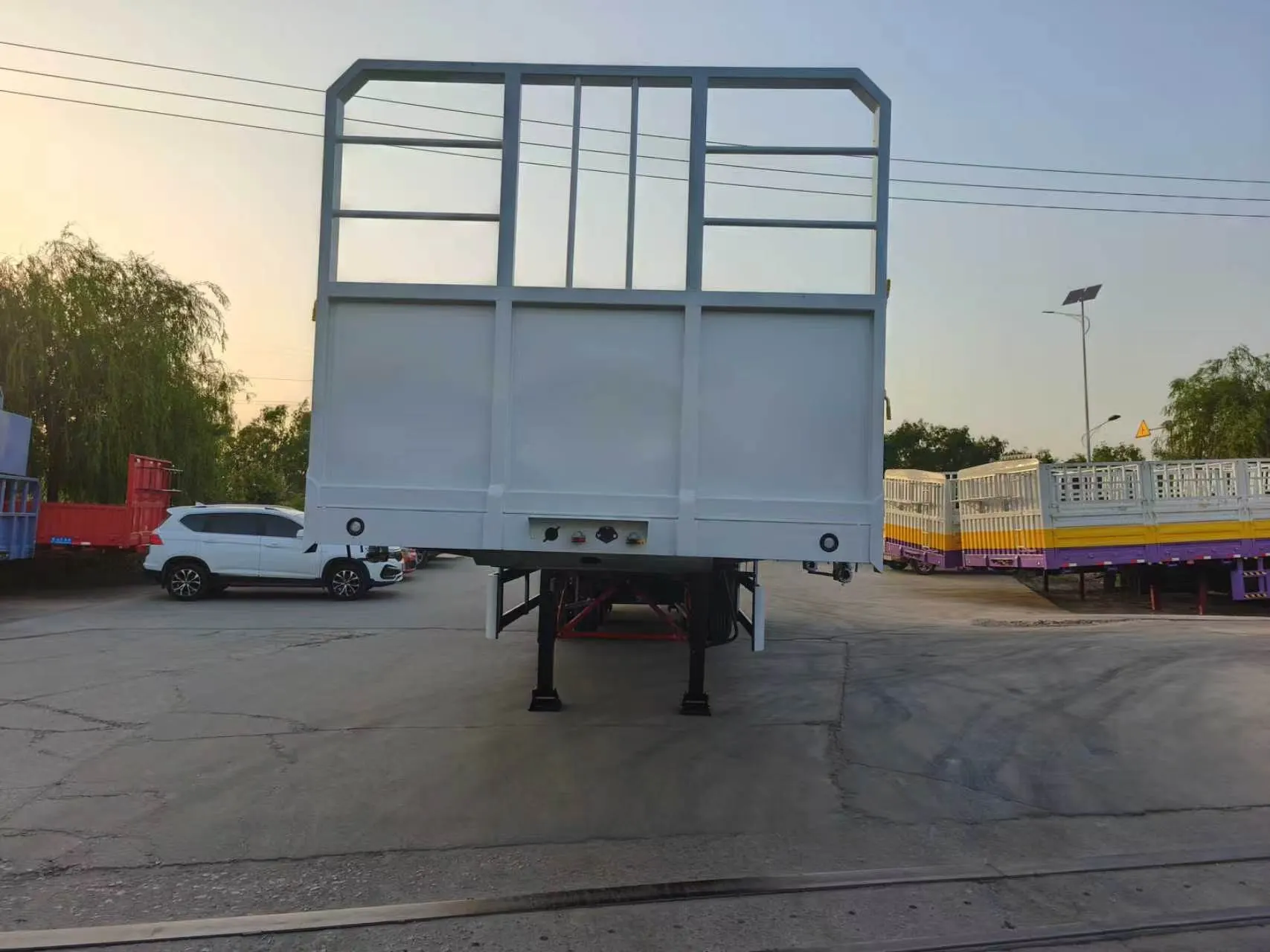 نصف مقطورة بجدار جانبي ذات 3 محاور