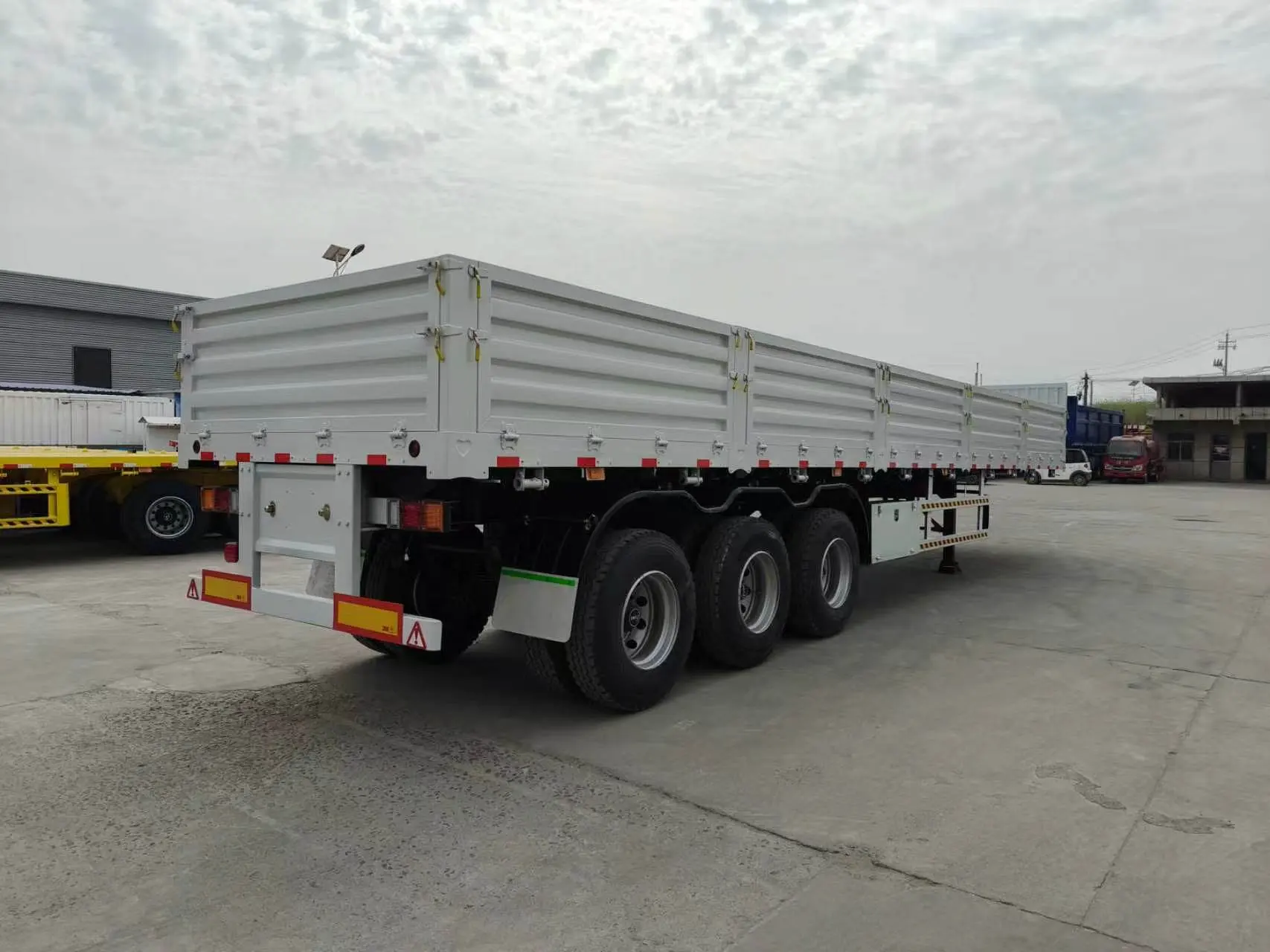 مقطورة نصفية جانبية ثلاثية المحاور