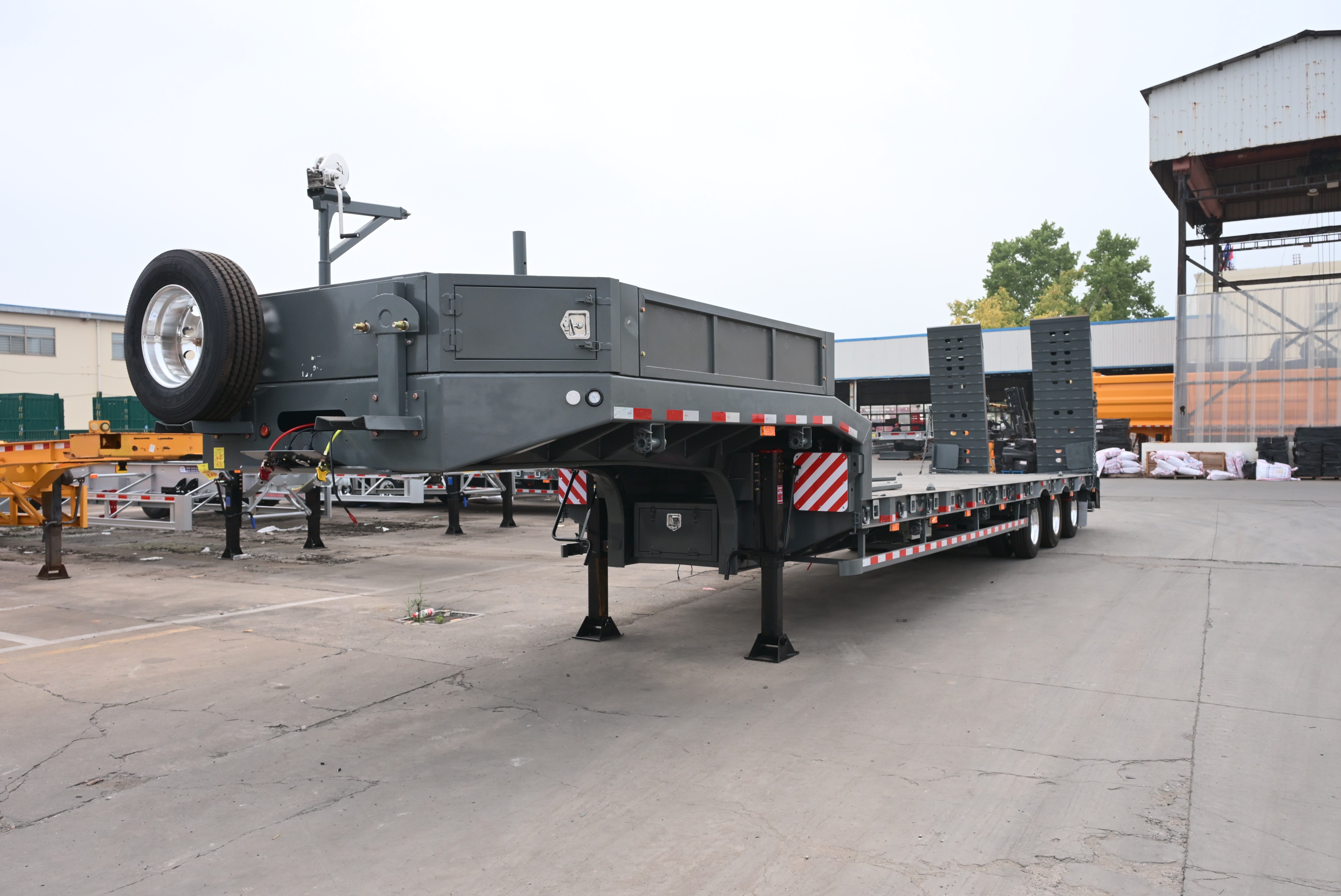 Semi-trela ya Lowbed yenye Gooseneck Isiyosogea