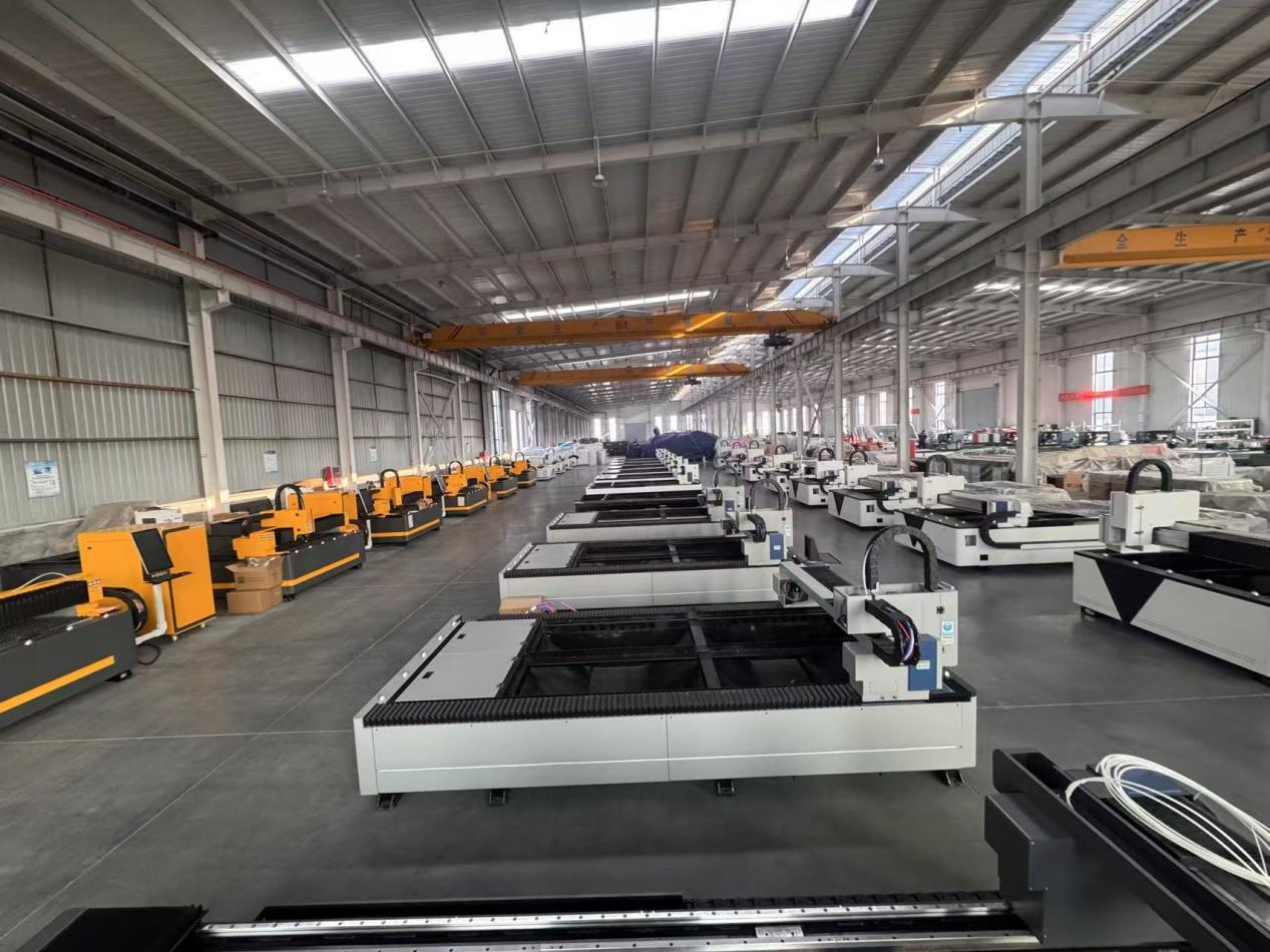 آلة راوتر CNC مع وحدة تغيير الأدوات تلقائيًا: كيف تختار المغزل ووحدة تغيير الأدوات المناسبين