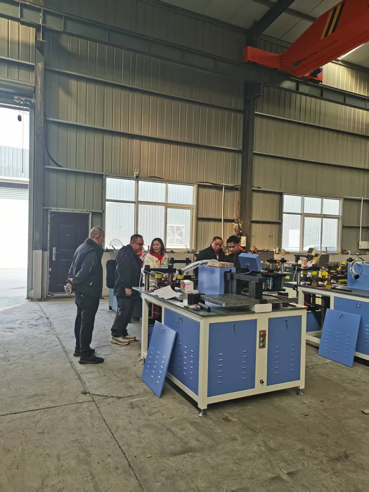 قصة نجاح: آلة قضبان التوصيل 303SK-B مخصصة بجهد 415 فولت لـ CUBIC POWER (M) SDN BHD، ماليزيا