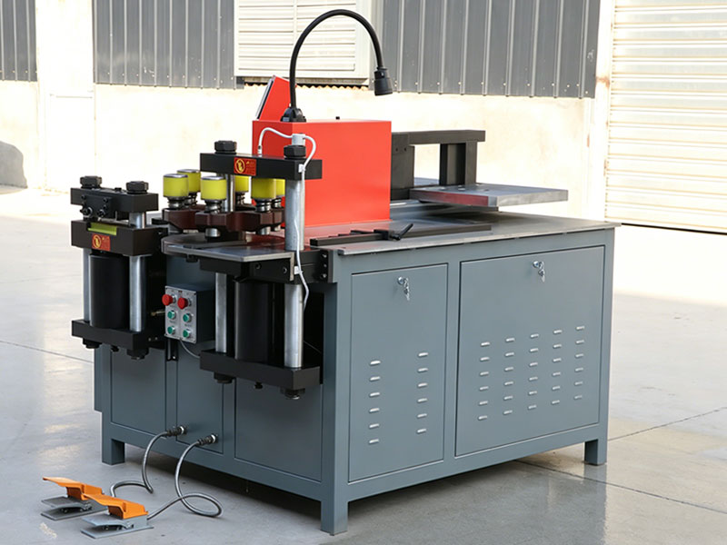 كيف يُحسّن التعويض الزاوي التلقائي دقة الثني في آلات قضبان التوصيل CNC ثلاثية الوظائف