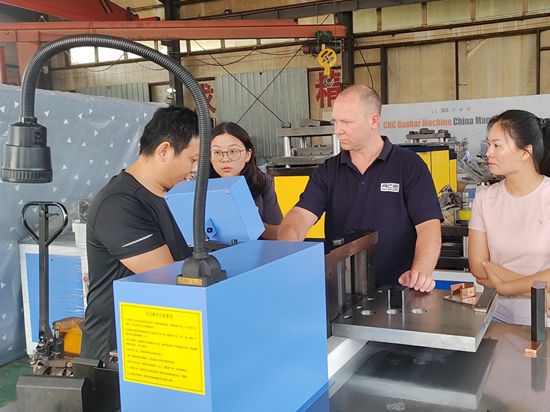 ACE Power Solutions (Australia) حالة: 3 مجموعات من آلة قضبان التوصيل CNC DXJ-303CN