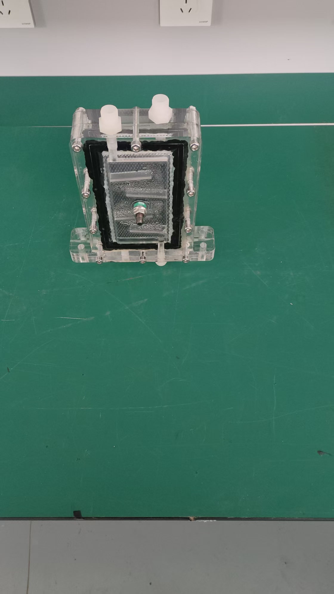 المحلل الكهربائي ذو الحجاب الحاجز