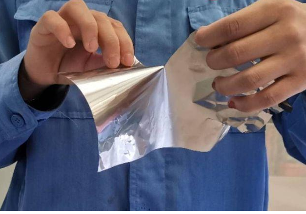 China's thinnest stainless steel, thinner than paper, can be torn by hand