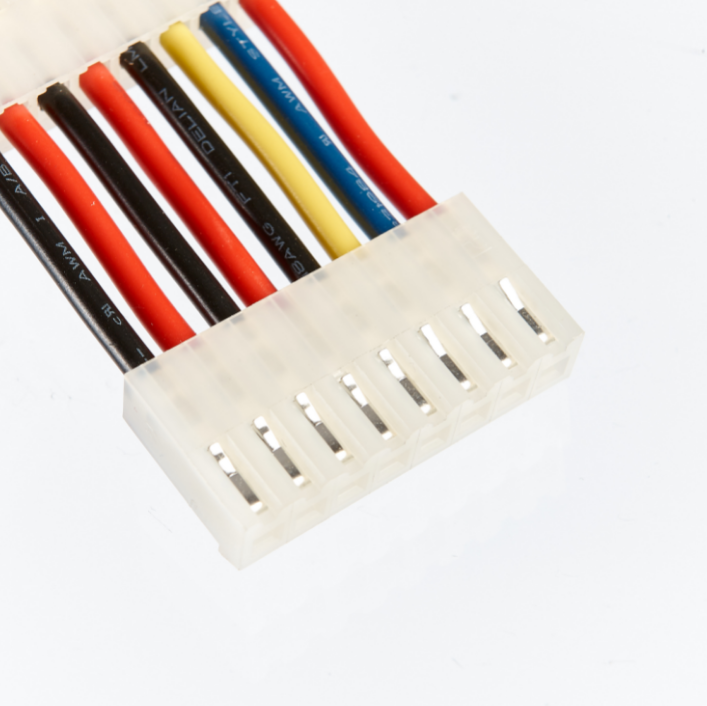 تعمل مجموعات الكابلات المخصصة على تجعيد الأسلاك المنفصلة أو أنوال الأسلاك وتسخيرها