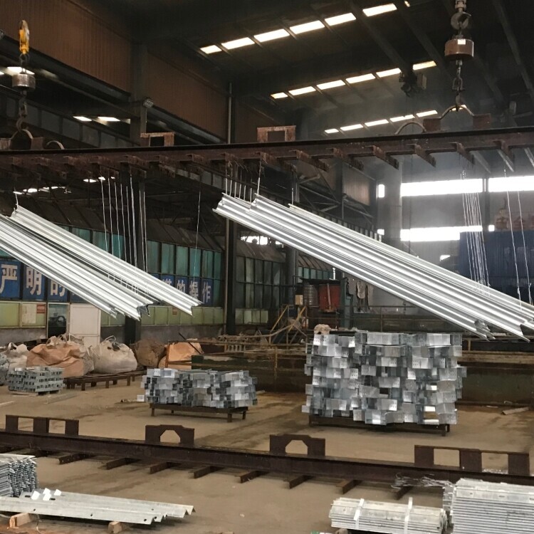 أعمدة كهربائية مجلفنة