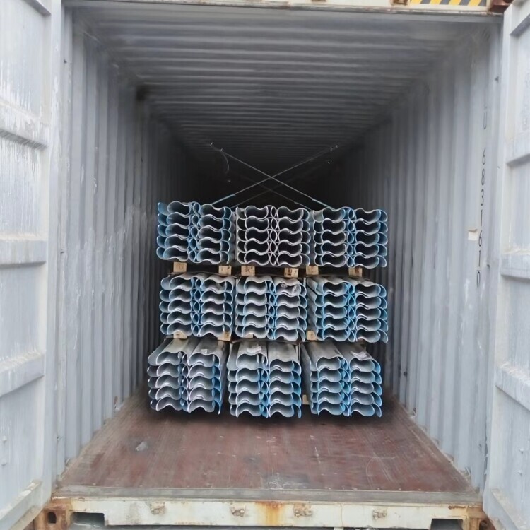 أعمدة كهربائية مجلفنة