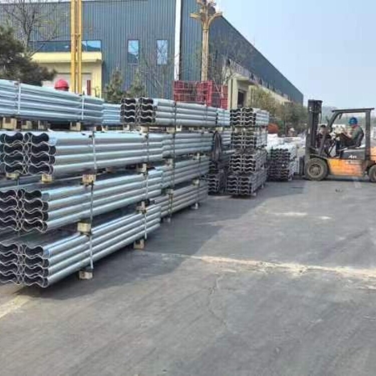 أعمدة كهربائية مجلفنة