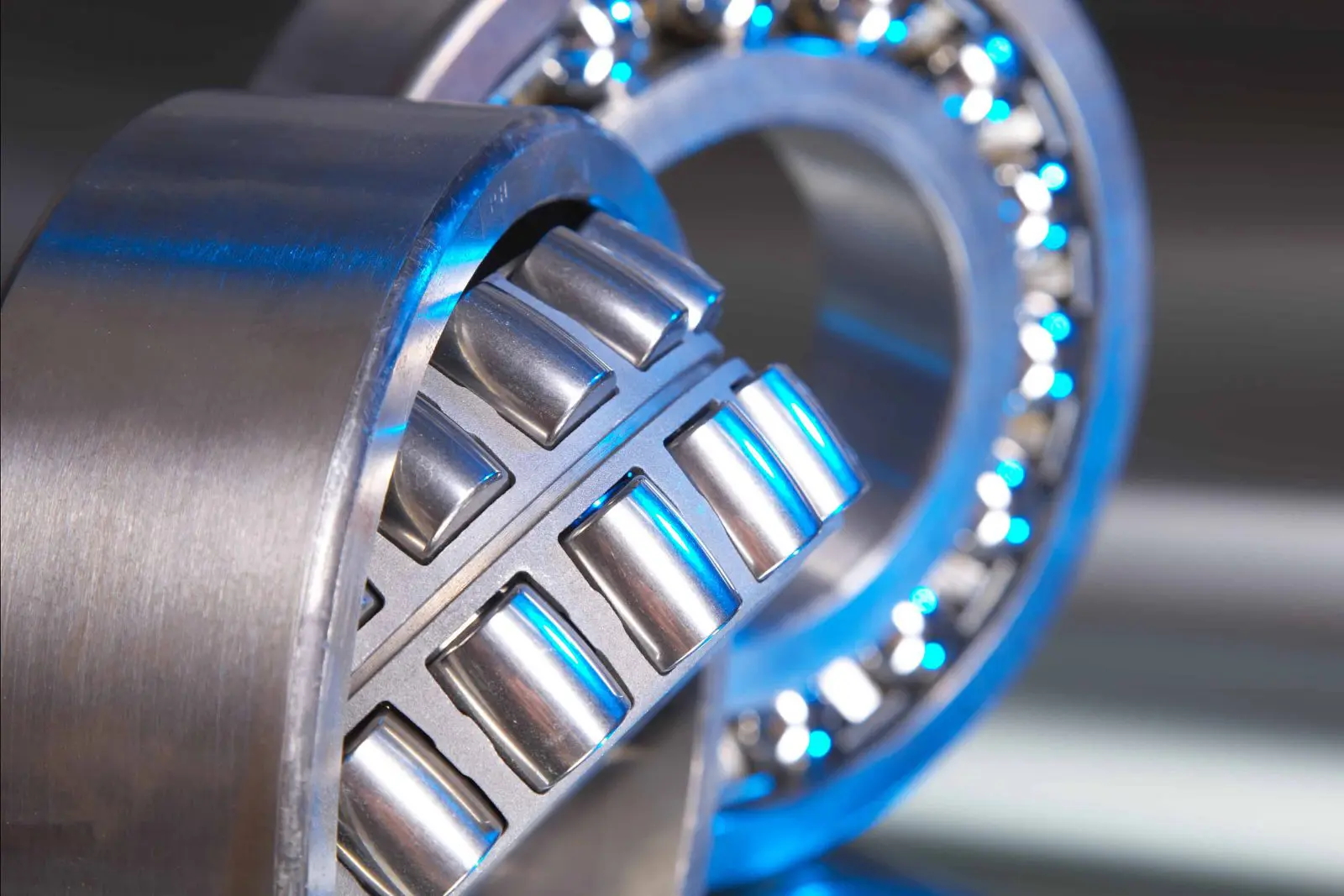 لدينا تنتج بشكل رئيسي محامل الكرات الأخدود العميق، محامل كروية، محامل مدبب.