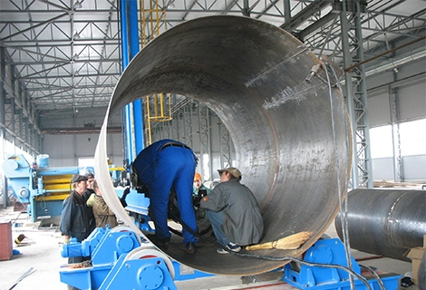 قام أحد العملاء من سلطنة عمان بشراء المناول والدوار الخاص بنا من أجل لحام أسطوانة كبيرة.