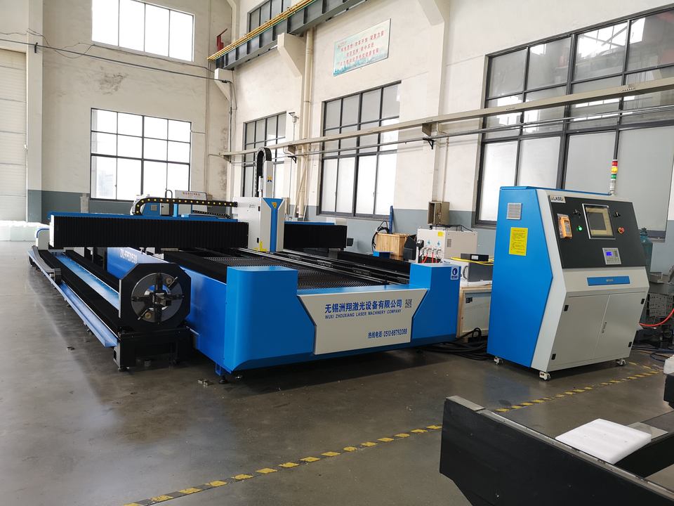 آلة قطع أنابيب وألواح ألياف الليزر