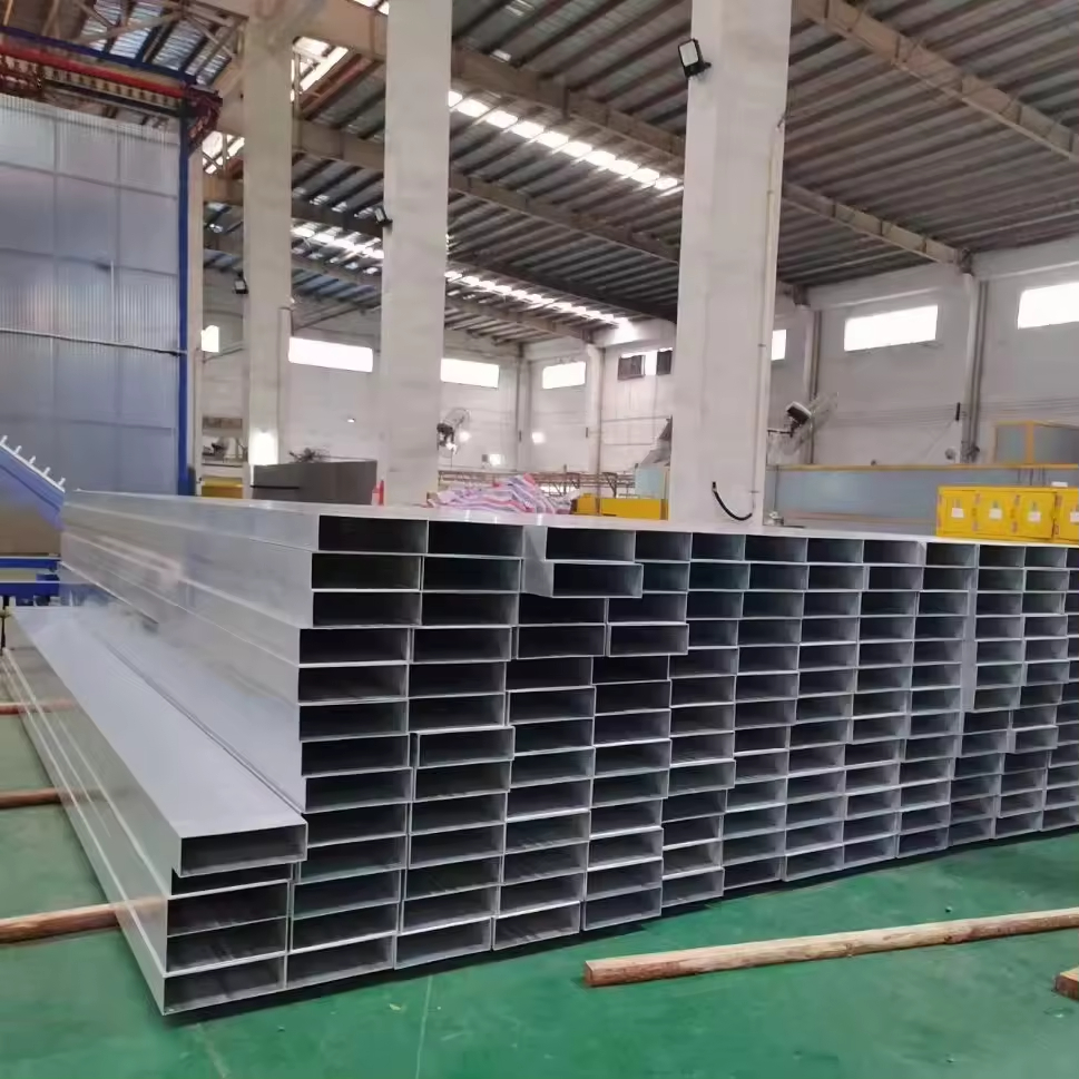 أنبوب ألومنيوم مربع