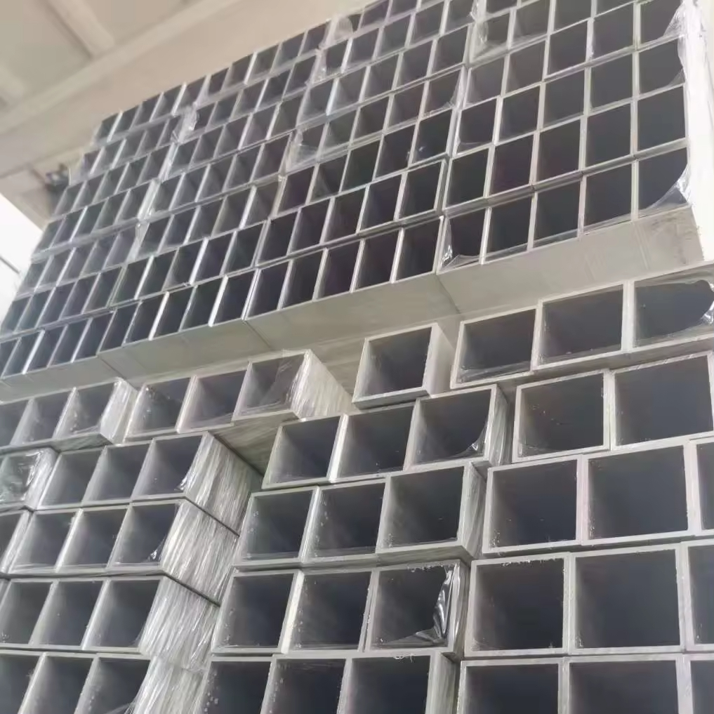 أنبوب ألومنيوم مربع