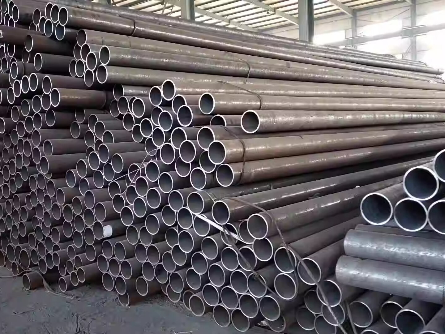 أنبوب من الصلب الكاربوني