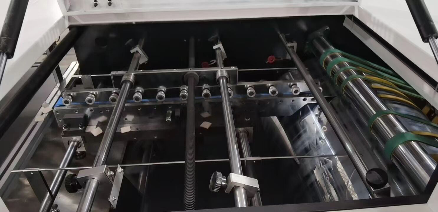 آلة الحز الأوتوماتيكية المزدوجة للكرتون على شكل حرف V 