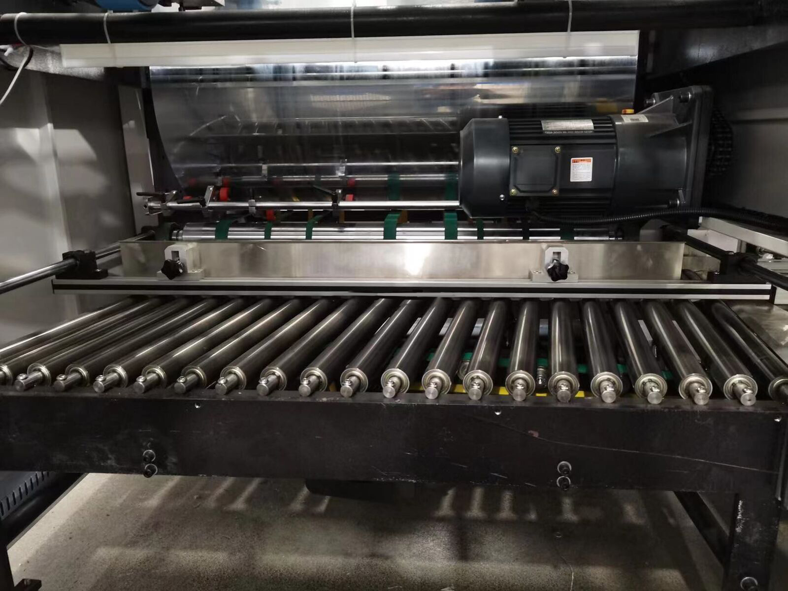 آلة الحز الأوتوماتيكية المزدوجة للكرتون على شكل حرف V 