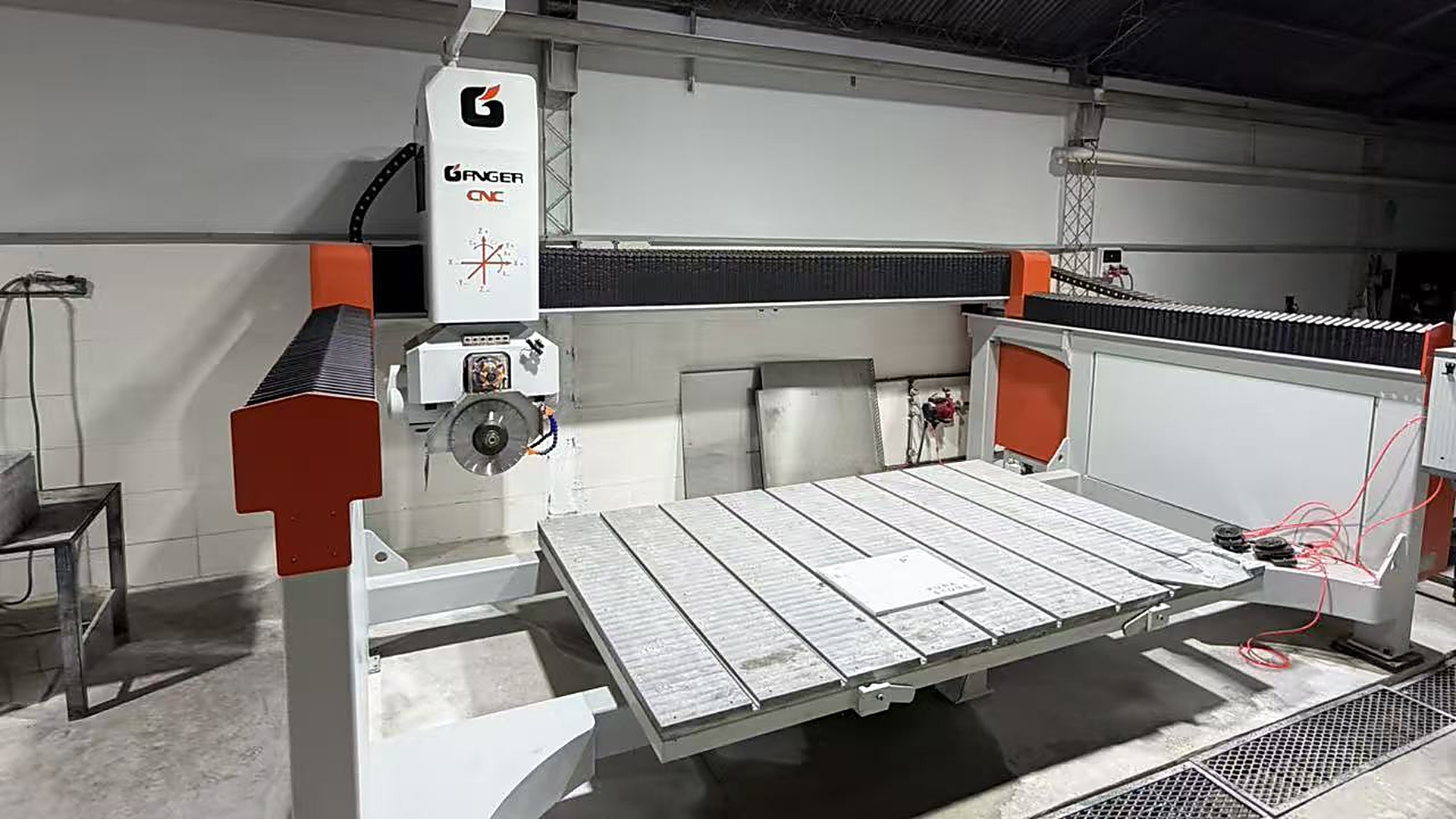 دعم عن بُعد لعميل في الأرجنتين: تركيب وتشغيل ماكينة CNC
