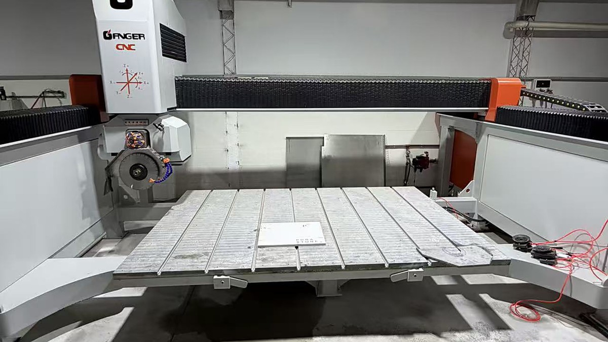 دعم عن بُعد لعميل في الأرجنتين: تركيب وتشغيل ماكينة CNC