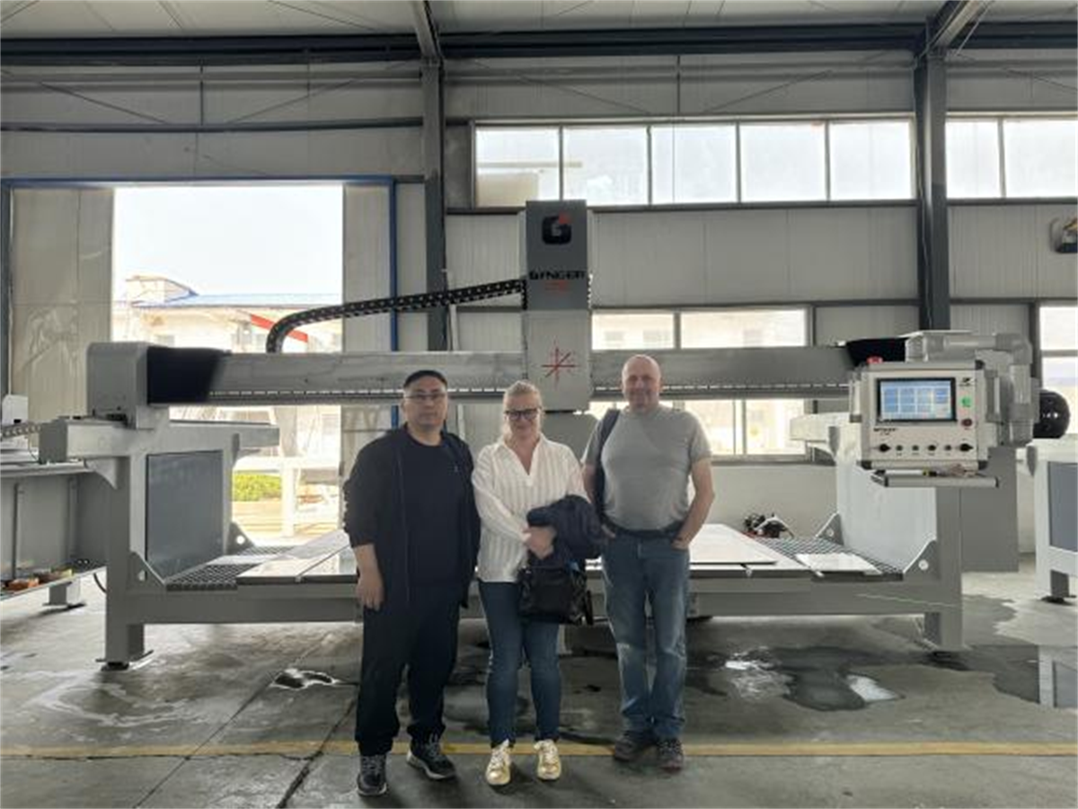 زيارة العملاء الأجانب للمصنع