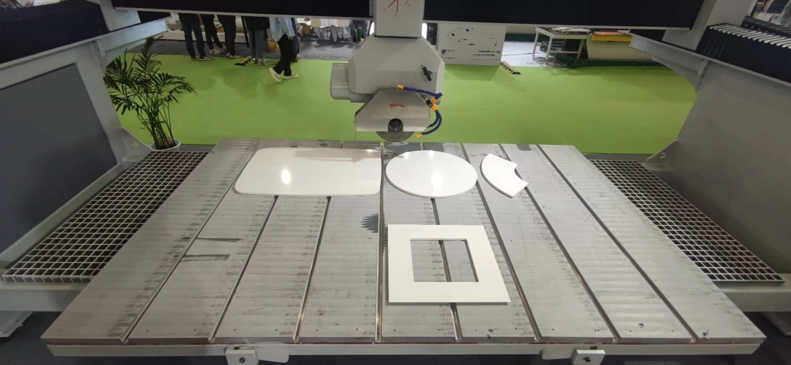 القطع القوسي/القطع الدائري/القطع الدائري/قطع بطن الحصان بواسطة المنشار الجسري ذي 4 محاور GQ-3220H