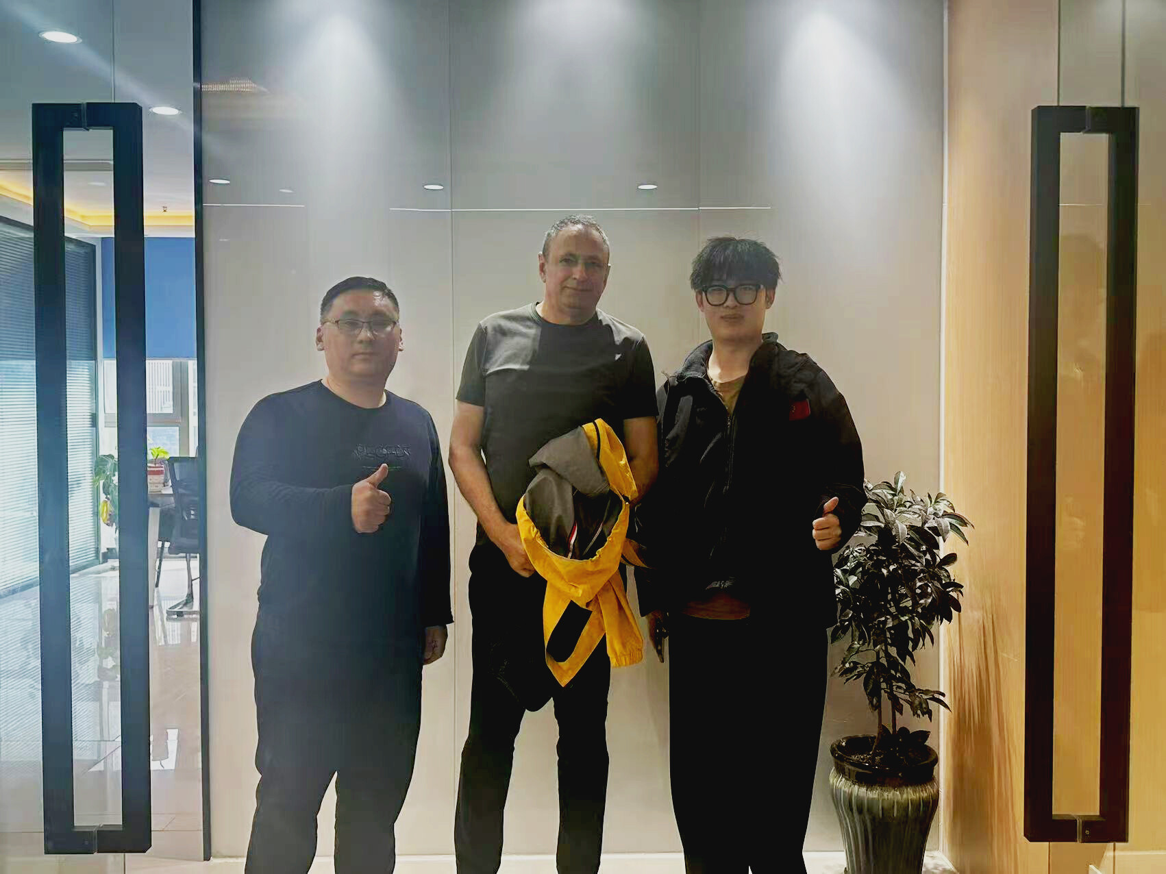 عميل روماني يزور شركتنا