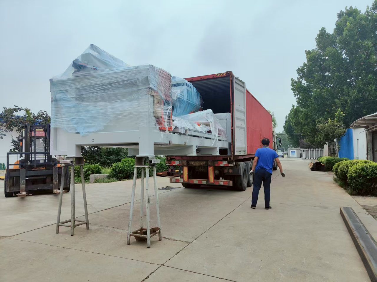 قامت شركة GANGER CNC بتسليم منشارين جسريين بخمس محاور GQ-3220DS إلى الولايات المتحدة