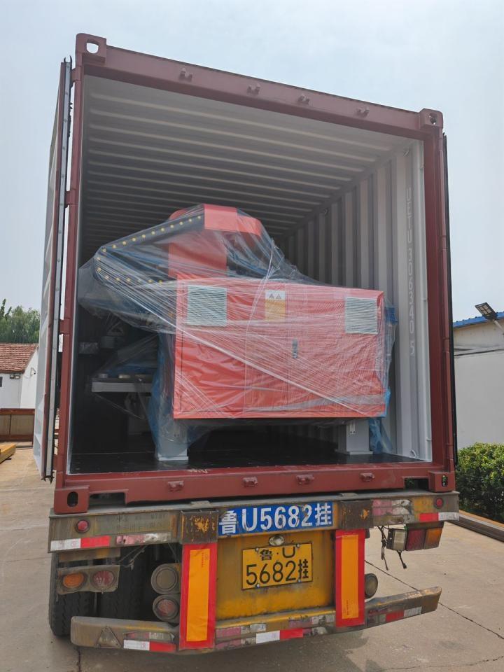 منشار حجر الجسر ذو 4+1 محور GQ-3220BM تم شحنه إلى رومانيا