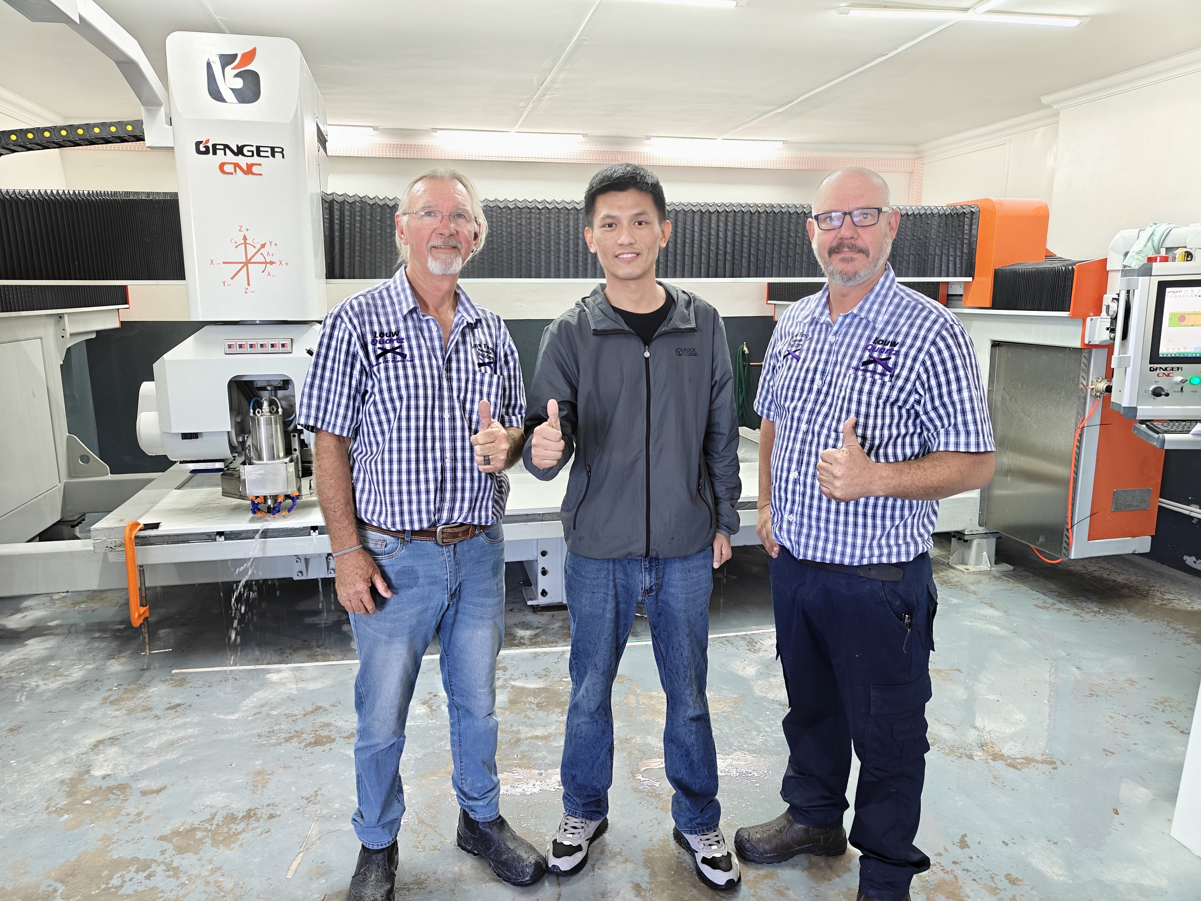 قام مهندسو GANGERCNC بإجراء تدريب محلي على منشار الجسر 5+1 محور في جنوب أفريقيا