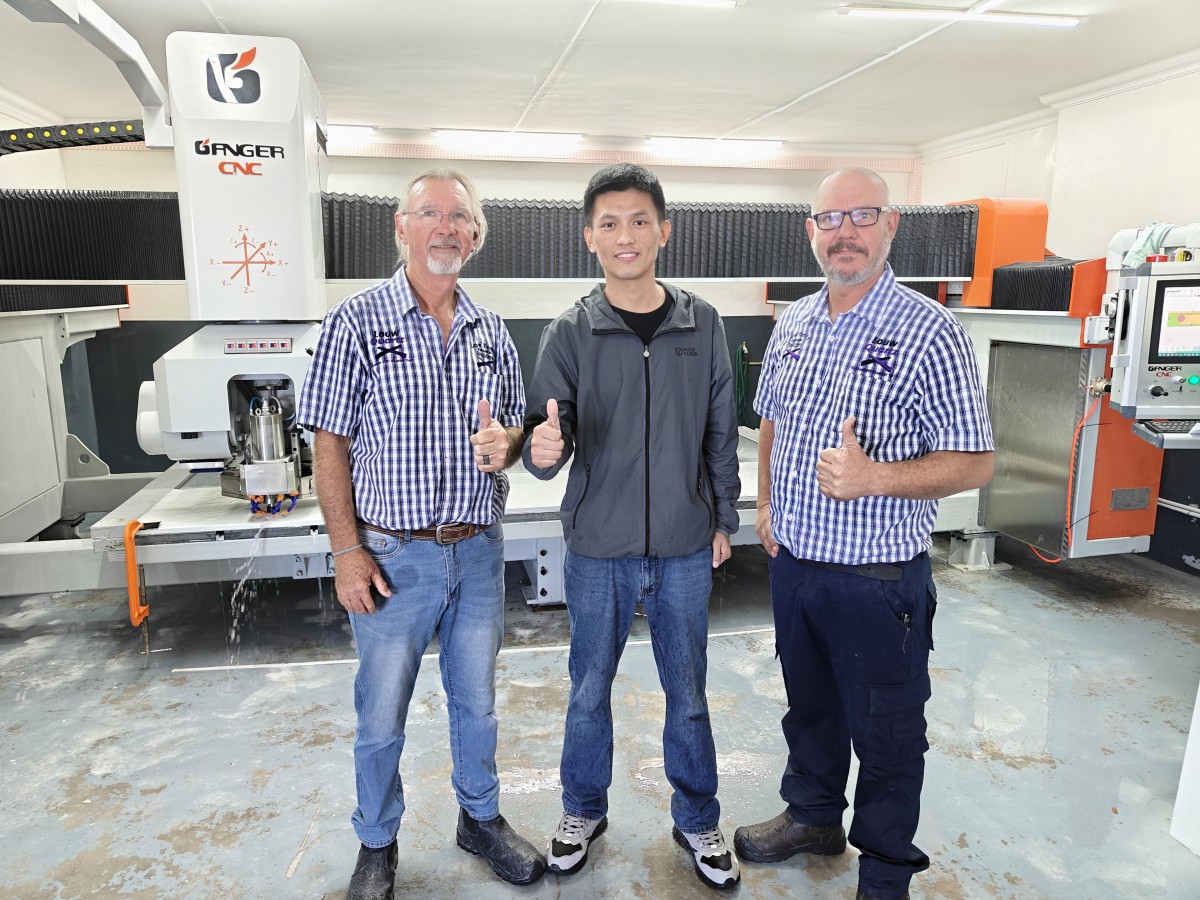 قام مهندسو GANGERCNC بإجراء تدريب محلي على منشار الجسر 5+1 محور في جنوب أفريقيا