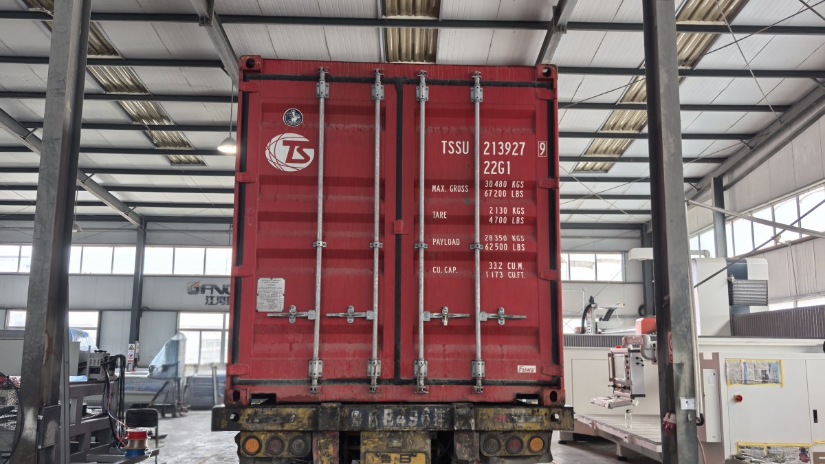 تم تحميل منشار جسري CNC ذو 5+1 محاور من طراز GQ‑3720ESM للشحن إلى أستراليا