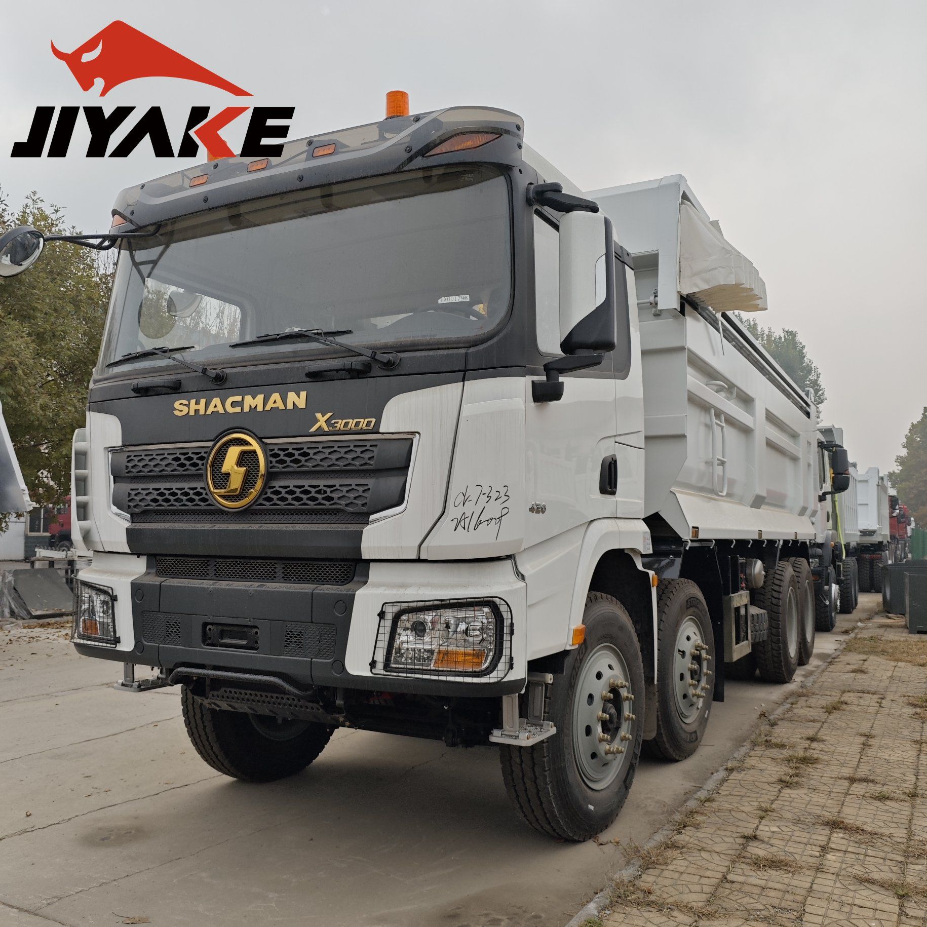 شاحنة قلابة Shacman 8X4 × 3000