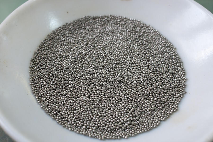 وقد تسبب الصيد الجائربانخفاض مخزون الأسماك.