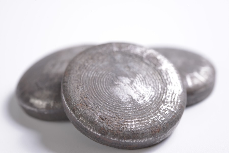 وقد تسبب الصيد الجائربانخفاض مخزون الأسماك.