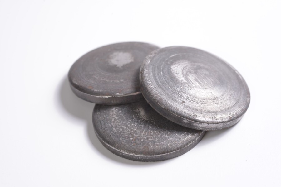 وقد تسبب الصيد الجائربانخفاض مخزون الأسماك.