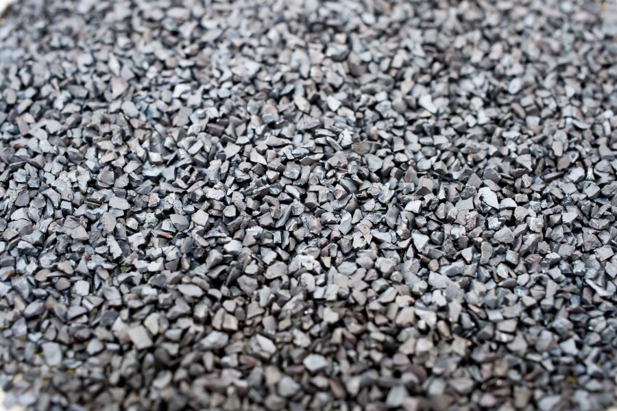 وقد تسبب الصيد الجائربانخفاض مخزون الأسماك.