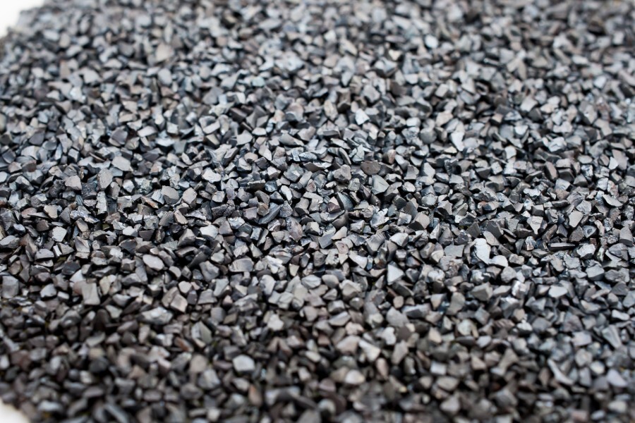 وقد تسبب الصيد الجائربانخفاض مخزون الأسماك.