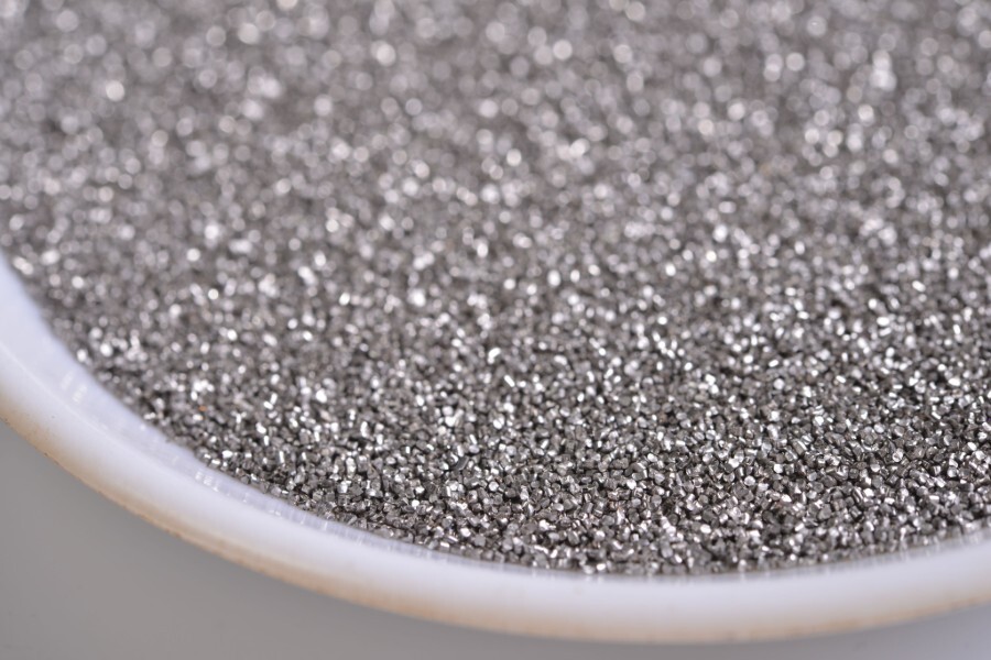 وقد تسبب الصيد الجائربانخفاض مخزون الأسماك.