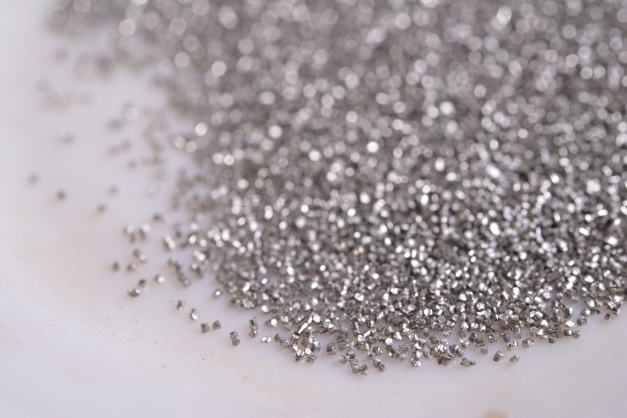 وقد تسبب الصيد الجائربانخفاض مخزون الأسماك.