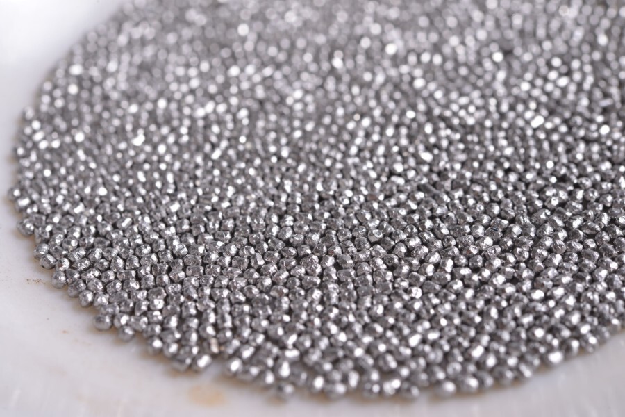 وقد تسبب الصيد الجائربانخفاض مخزون الأسماك.