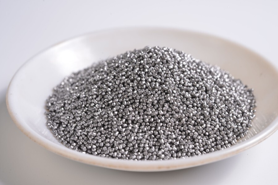 وقد تسبب الصيد الجائربانخفاض مخزون الأسماك.