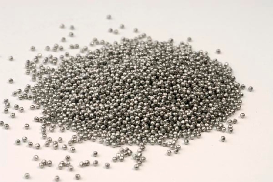 وقد تسبب الصيد الجائربانخفاض مخزون الأسماك.