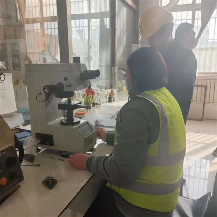 في وقت واحد ، والحفاظ على الطبيعةيعمل مع علماء البحار ،