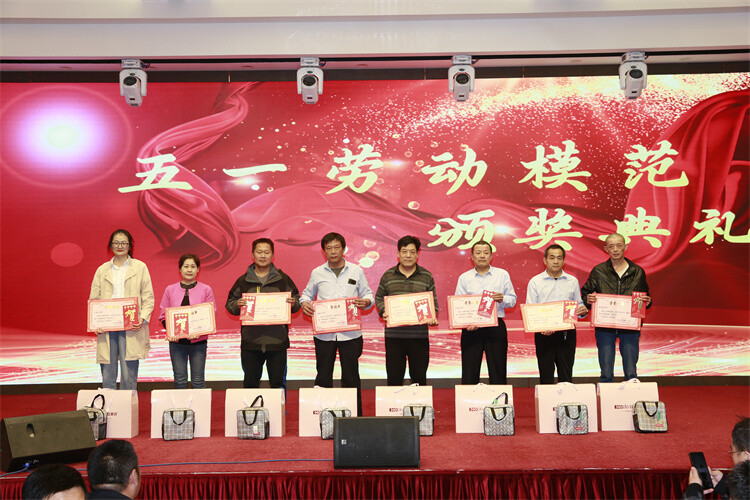 في نفس الوقت،إنه يعزز اقتصادها.