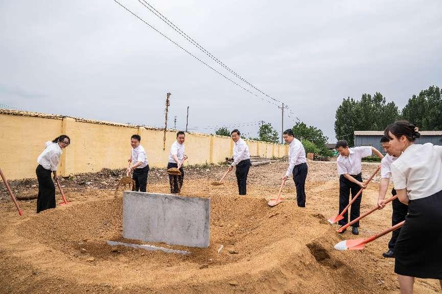 في نفس الوقت،إنه يعزز اقتصادها.