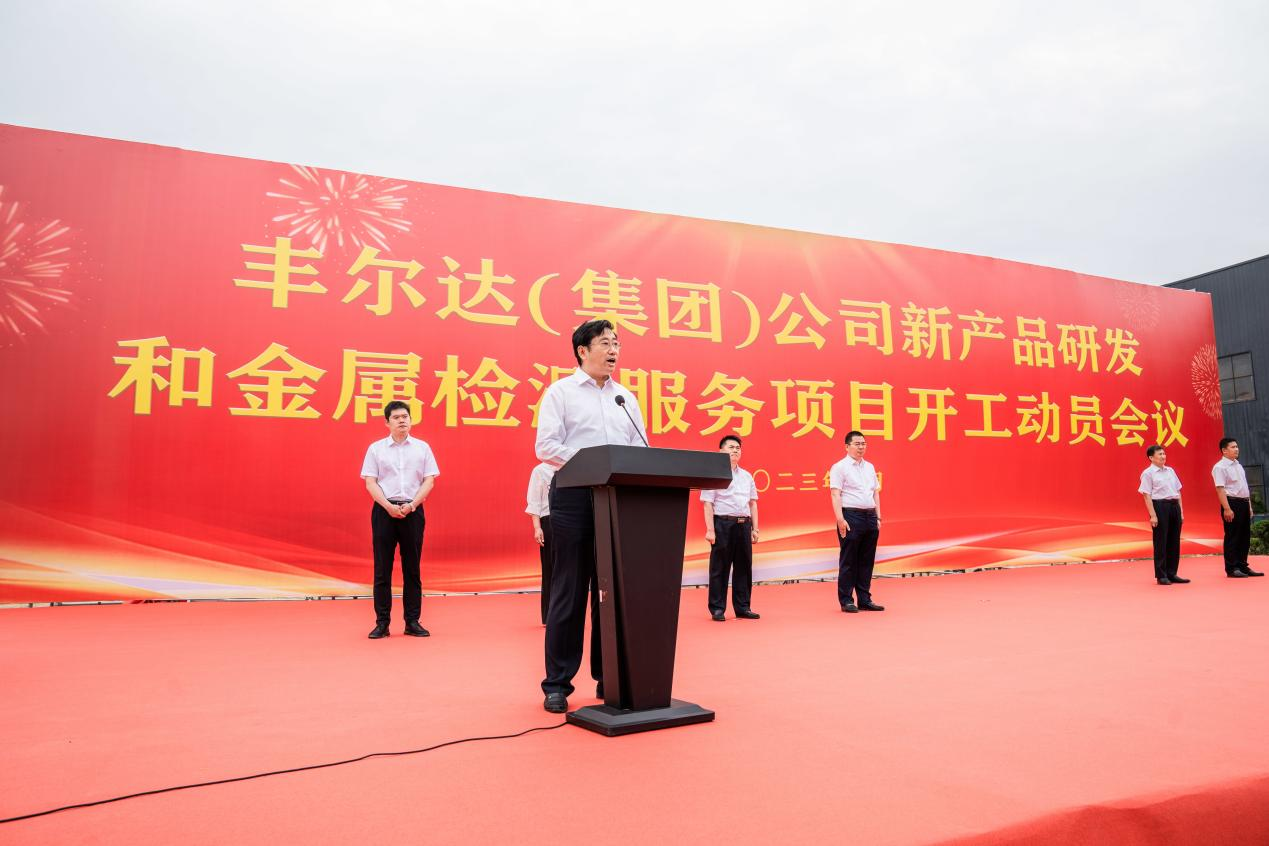 في نفس الوقت،إنه يعزز اقتصادها.