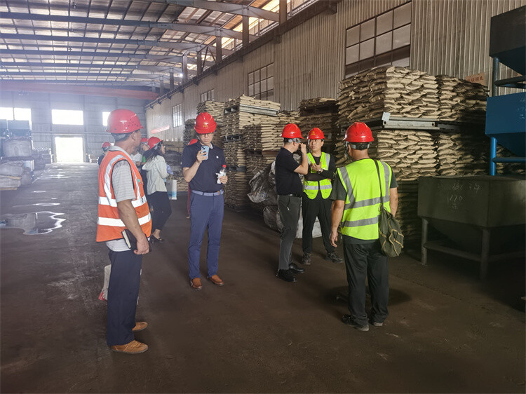 وقد تسبب الصيد الجائربانخفاض مخزون الأسماك.